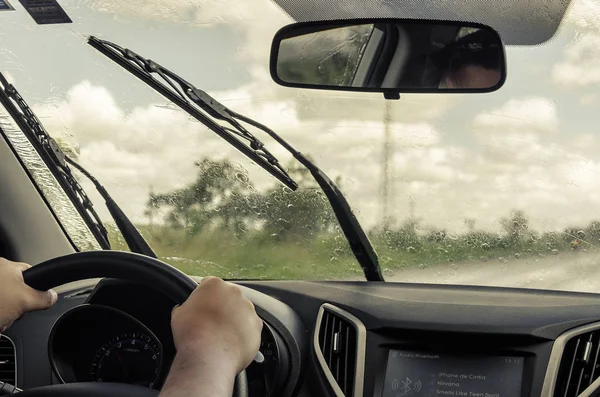 Řídit auto na silnici na deštivý den — Stock fotografie