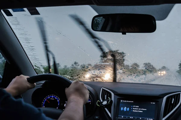 Dirigindo o carro na estrada em um dia chuvoso Fotos De Bancos De Imagens
