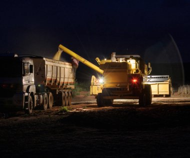 Soya fasulyesi kamyona geceleri dökme traktör