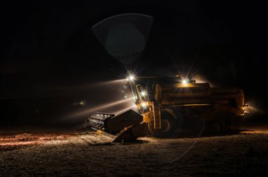 Traktör soya Hasattan sonraki gece ışıkları ile