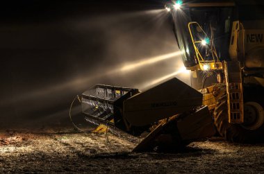 Traktör soya Hasattan sonraki gece ışıkları ile