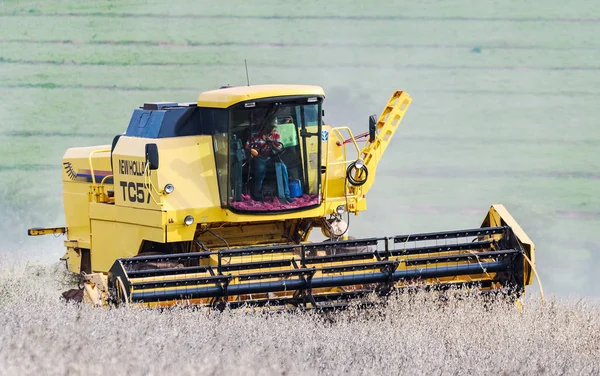 Trator que colhe soja em uma fazenda — Fotografia de Stock