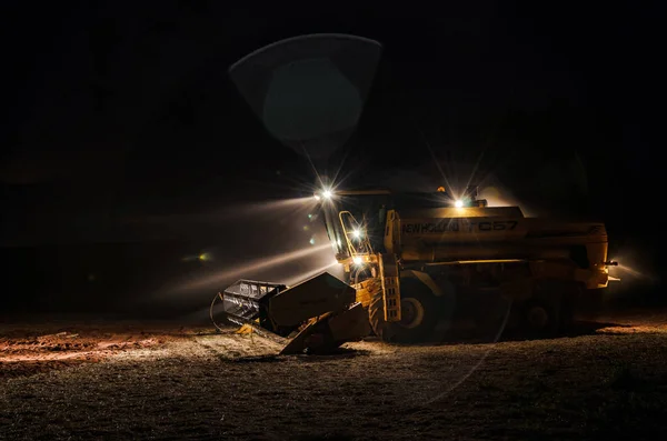 Traktör soya Hasattan sonraki gece ışıkları ile