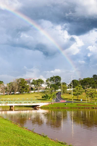 Tarde desagradável no parque após a chuva com um belo arco-íris em ba — Fotografia de Stock