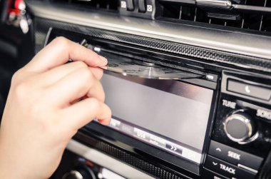 El araba radyodan bir cd kaldırma
