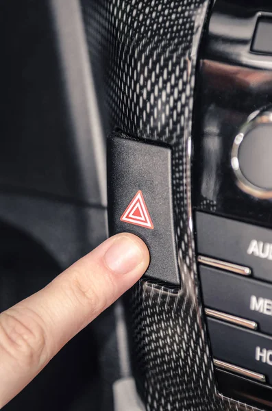 Dedo presionando el botón de advertencia de coche intermitente . —  Fotos de Stock