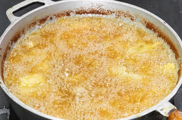 Sıcak ve kaynar yağ ile bir tavada kızartma yemek