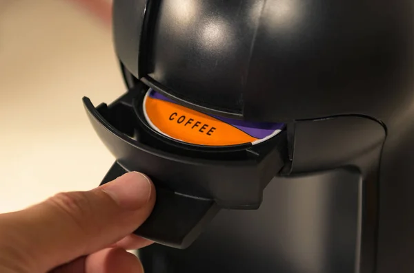 Espresso makinesi kapsül çekmece çekerek el 