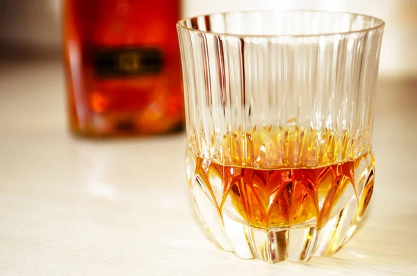 純粋なウイスキーの線量とクリスタル ガラス — ストック写真