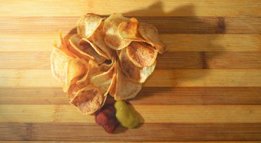 Ketçap ve hardal ile yuvarlak kızarmış patates bölümünü