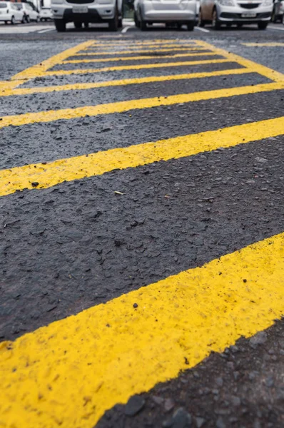 Bir otoparkın sarı çizgili sokak tabelası