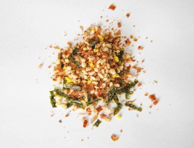 Furikake küçük kısmı beyaz bir arka plan üzerinde