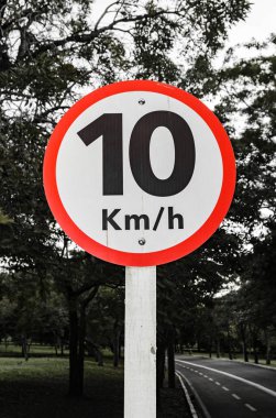 Hız sınırı saatte 10 kilometre sinyal trafik işaretleri