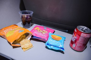 Bazı aperatifler ve içki ile Azul Havayolları uçakta yemek vakti