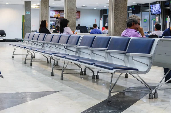 Chaises vides sur le salon de départ de Aeroporto Internacional de C — Photo