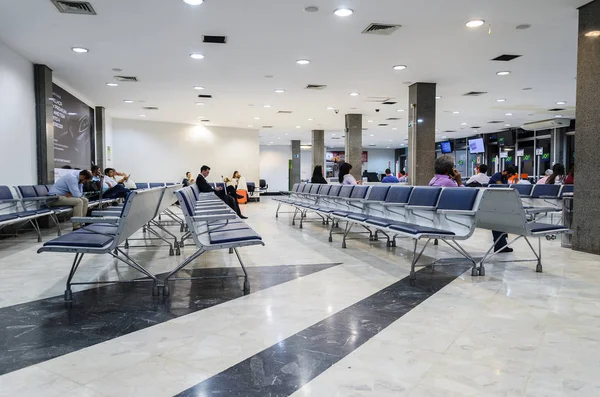 Personnes en attente de départ et chaises vides au départ — Photo
