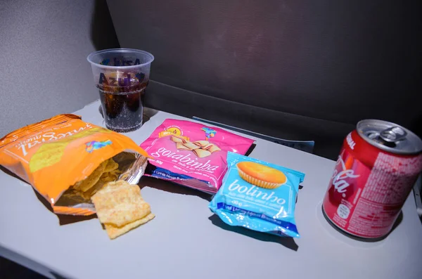 Время перекуса на самолете Azul Airlines с закусками и напитками — стоковое фото