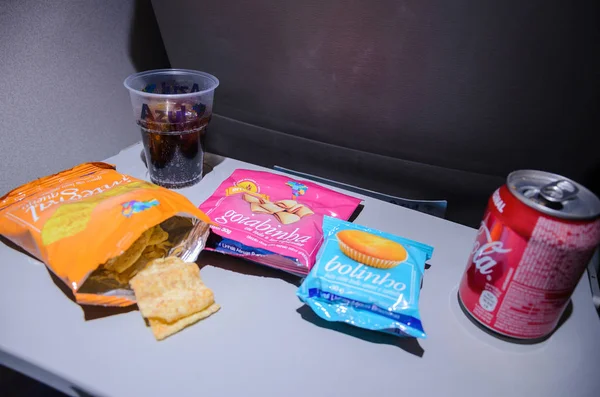 Bazı aperatifler ve içki ile Azul Havayolları uçakta yemek vakti