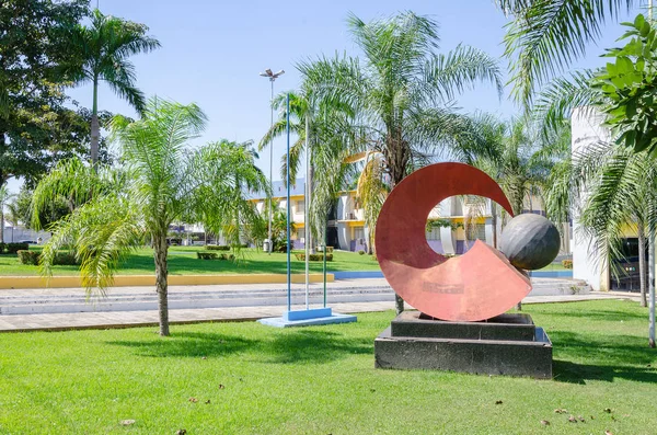 Sculpture rouge devant la mairie de Porto Velho — Photo