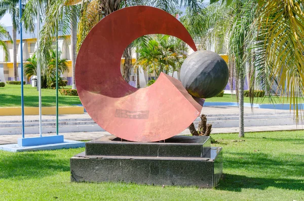 Escultura roja frente al ayuntamiento de Porto Velho — Foto de Stock