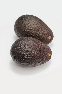 İki kahverengi avokado meyve üzerinde beyaz izole