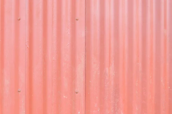 Rode metalen wand, industriële wand met sommige rimpelingen en schroeven — Stockfoto