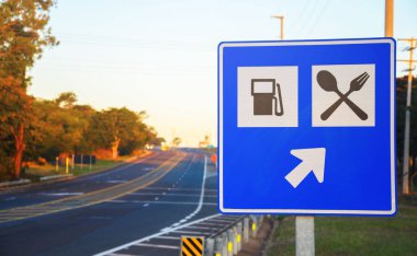 Bir benzin istasyonu ve gıda servi sinyal yol yol işareti