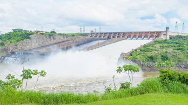 Itaipu Barajı beton yapı. Bir büyük binacional santral 