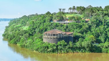 Puerto Iguazu, Arjantin - 07 Ocak 2018: Yapısı doğa ile Espaco das Amerika'nın eski bir amfitiyatro çevrili Nehri Foz do Iguaçu ve Marco das Tres Fronteiras terk.