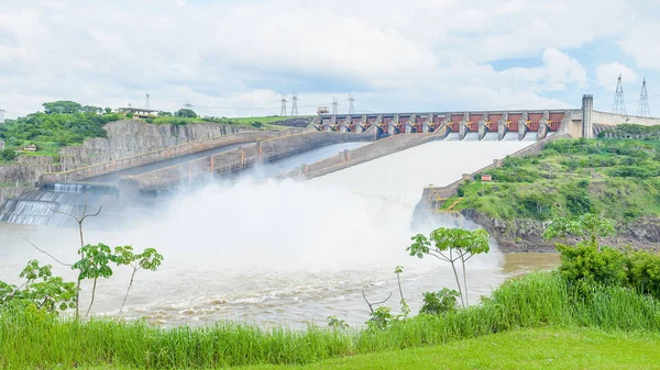 Itaipu dam concrete structure. A huge binacional power plant of — Stock Photo, Image