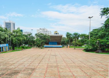 Şehir merkezinde şehrin meydanında Praça da Republica. 