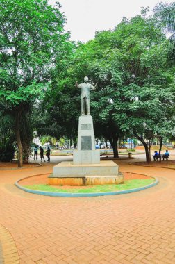 Ary Coelho meydanında Ary Coelho anısına heykel.