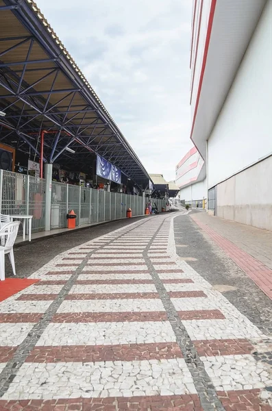 Trottoir en forme de pluie imite un sentier de train qui passait par là — Photo