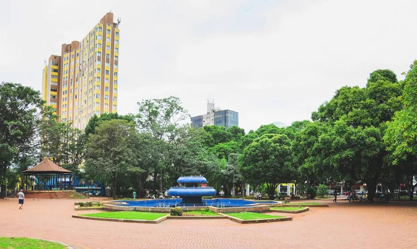 Place Ary Coelho avec la fontaine bleue au centre . — Photo