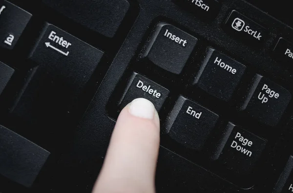 Parmak üzerinde tozlu siyah klavyeden delete tuşuna