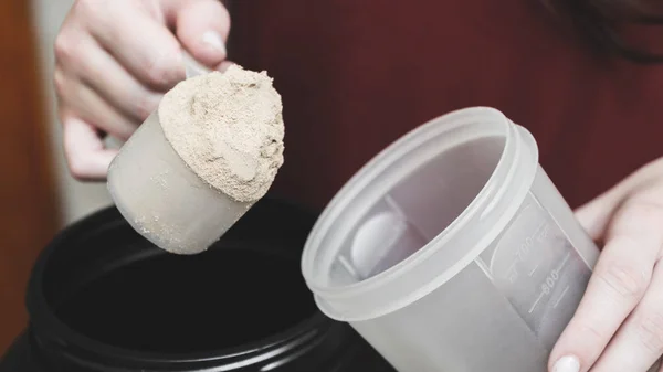 Kazein protein tozu içine dökmek olacak. 