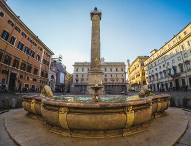 Photo of the Colonna Di Marco Aurelio at the Piazza Colonna clipart