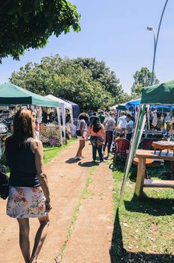 Yerel insanlara hava adil denilen Bolivya Meydanı (Praça Boliv açın