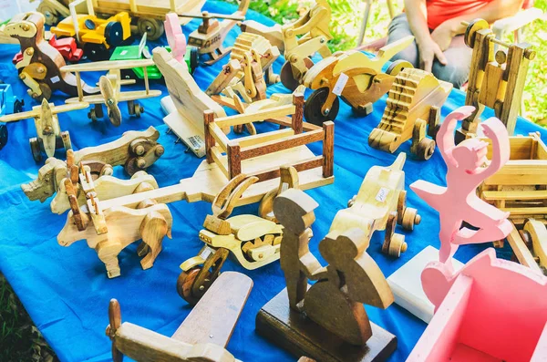 Juguetes artesanales de madera y decoración que se venden en la Plaza de Bolivia — Foto de Stock