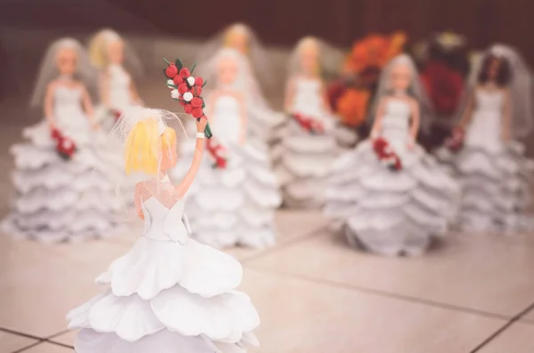 H を保持している手作りの白いウェディング ドレスと装飾的な人形 — ストック写真
