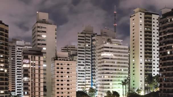 Timelapse Відео Сан Паулу Вночі Високі Будівлі Метрополісу Хмари Рухаються — стокове відео