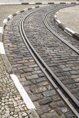 Tramvay rayları eski bir sokakta