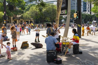 Sao Paulo - Sp, Brezilya - 17 Kasım 2019: Paulista Bulvarı 'nda müzisyenler sunar. Pazar günü Paulista Bulvarı, yayalar ve boş vakitler için boş..