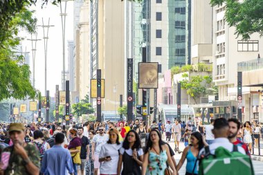 Pazar günü Paulista Bulvarındaki insanlar