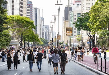 Pazar günü Paulista Bulvarındaki insanlar