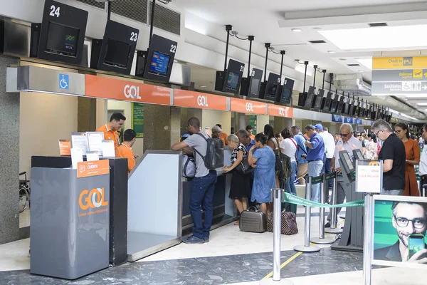 Passageiros em fila para fazer o check-in no aeroporto — Fotografia de Stock