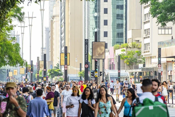 Människor på Paulista avenue på söndag — Stockfoto