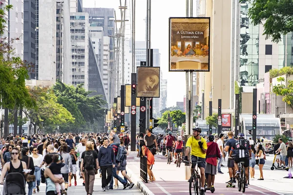De mensen op Paulista Avenue op zondag — Stockfoto