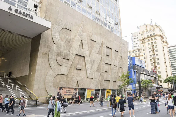 Het A Gazeta gebouw aan de Paulista laan — Stockfoto