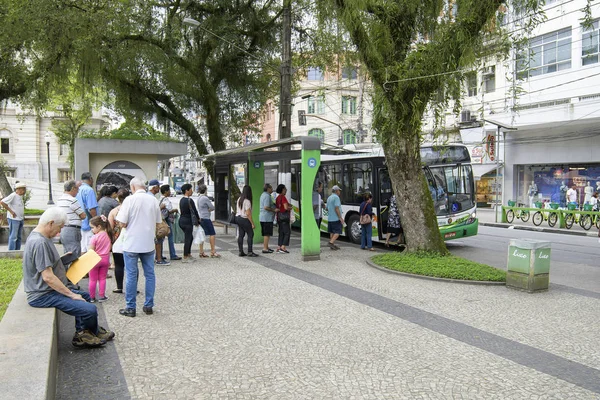 Personas en fila para entrar en el autobús, Santos SP Brasil — Foto de Stock